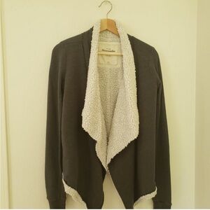 xS/S gray Abercrombie sweater